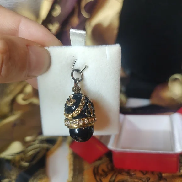 Elegant Royal Crown Russian Egg Pendant! - Picture 7 of 7